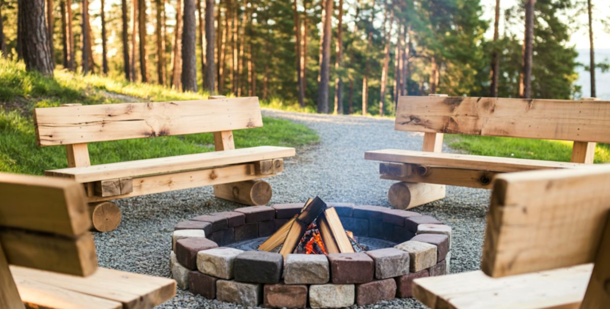 Ławki wokół paleniska