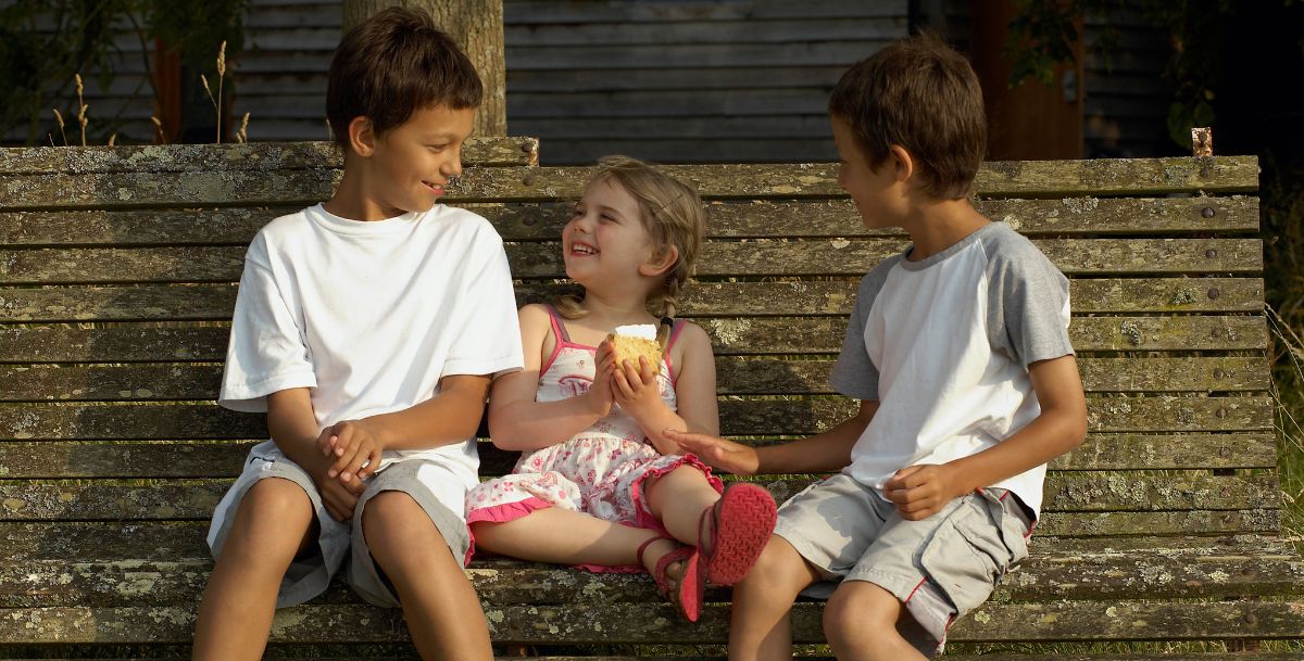 rozbawione-dzieci-na-lawce Dzieci na ławce